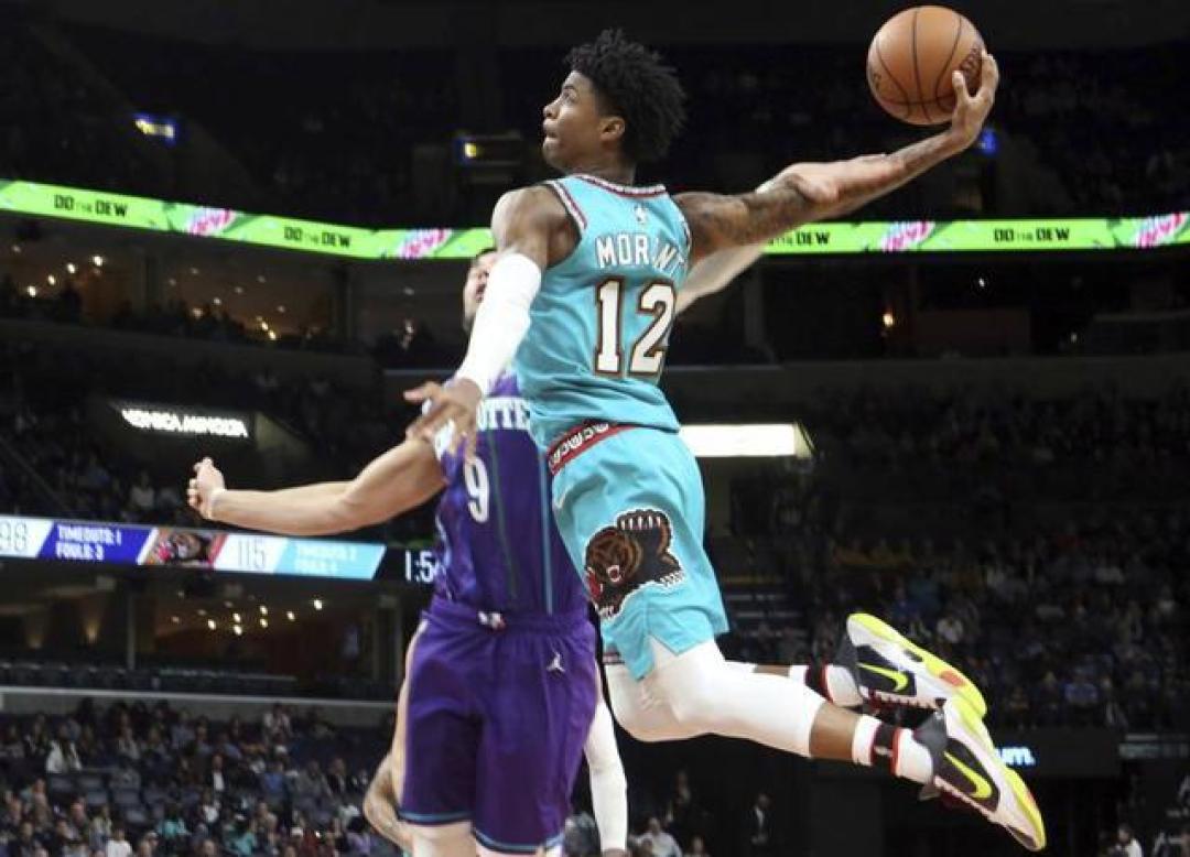 包含小球员表演扣篮动作赢得全场喝彩的词条