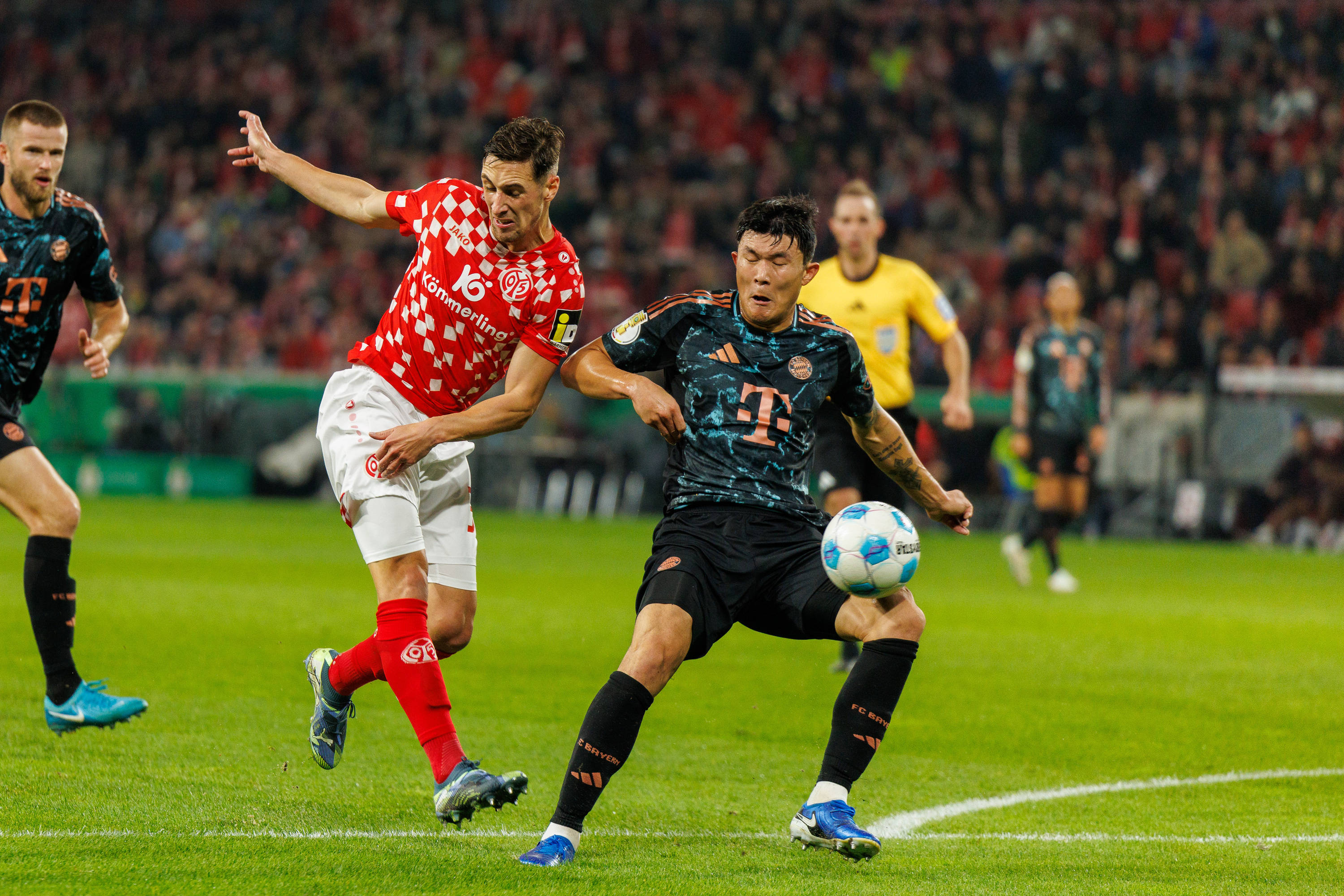 包含美因茨主力伤退，球队面临困难的词条