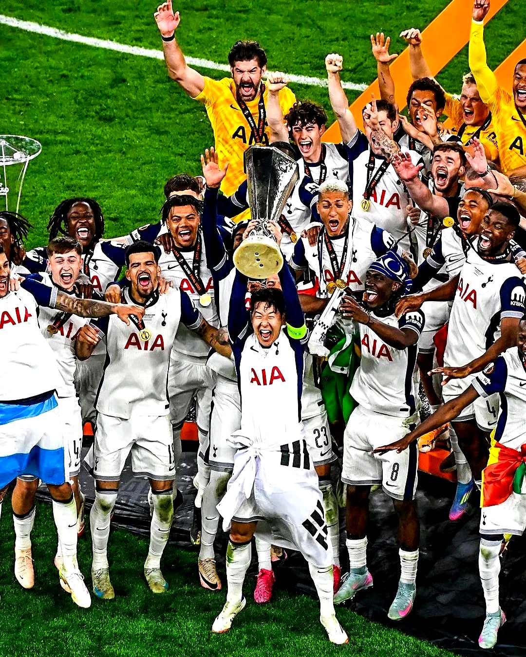 包含欧洲俱乐部半决赛激烈对决，胜者晋级决赛的词条