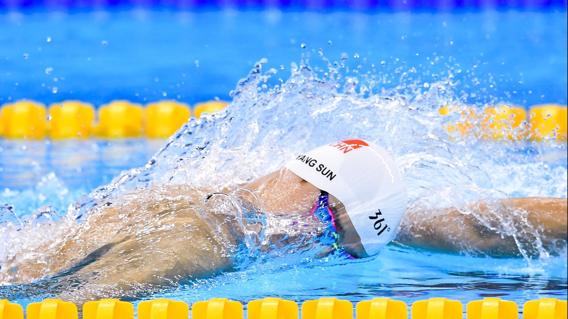 荷兰绝杀皇马，孙兴慜刷新纪录，足球世界的平行宇宙与亚洲之光